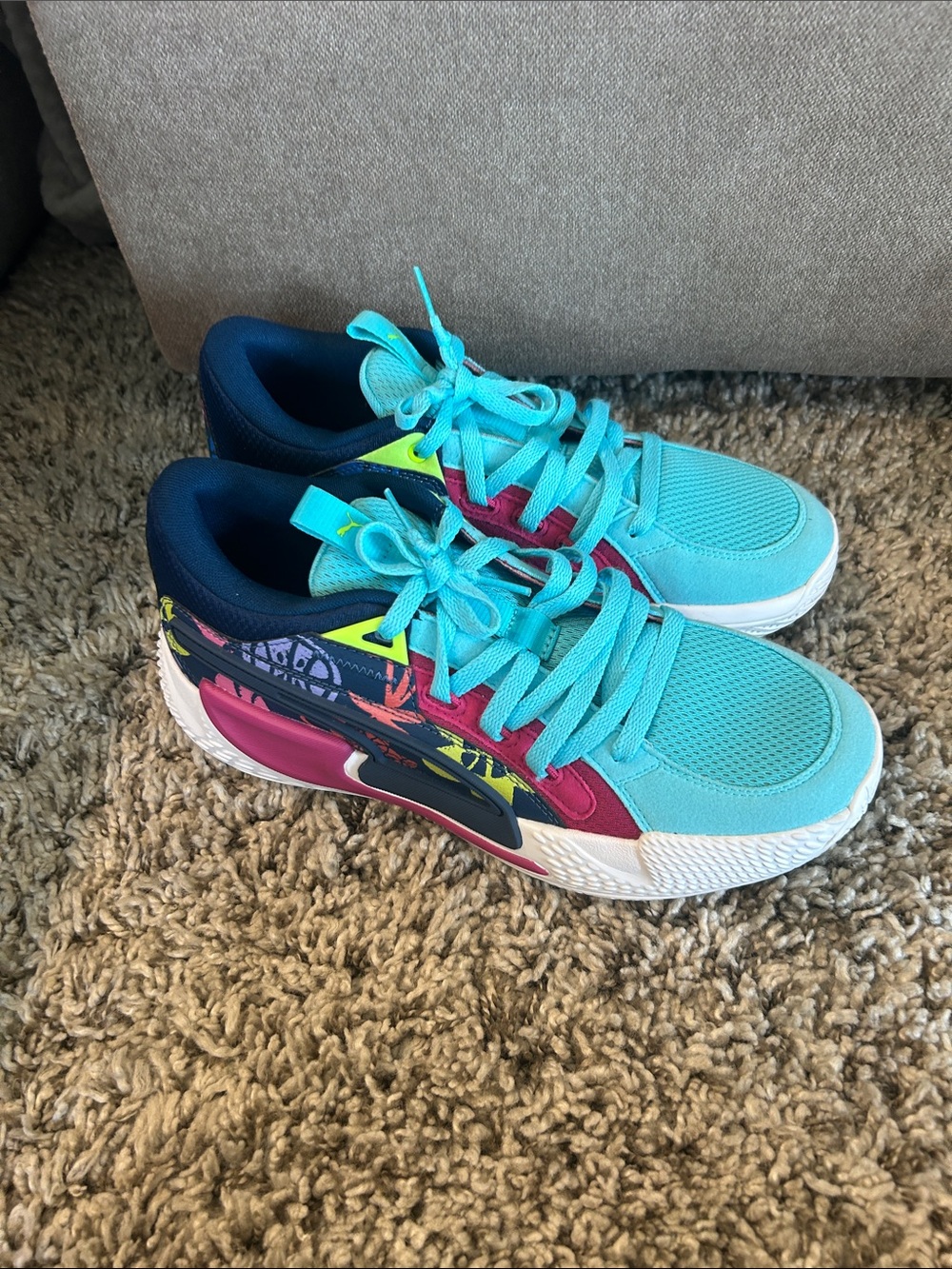 NWOT women’s Puma sneakers